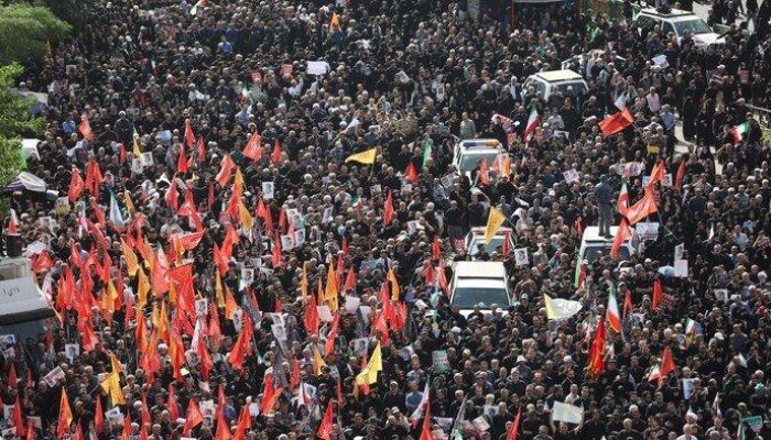 Iran Gelar Pemakaman Akbar 60 Korban Serangan Israel-AS, Ribuan Warga Tumpah Ruah