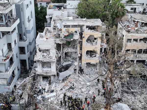 Rumah Warga Israel Hancur Akibat Serangan Rudal Iran Dalam Konflik Iran Israel