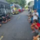 Sopir truk blokir jalan dan demo tolak aturan ODOL di Bandung, Kamis 19 Juni 2025