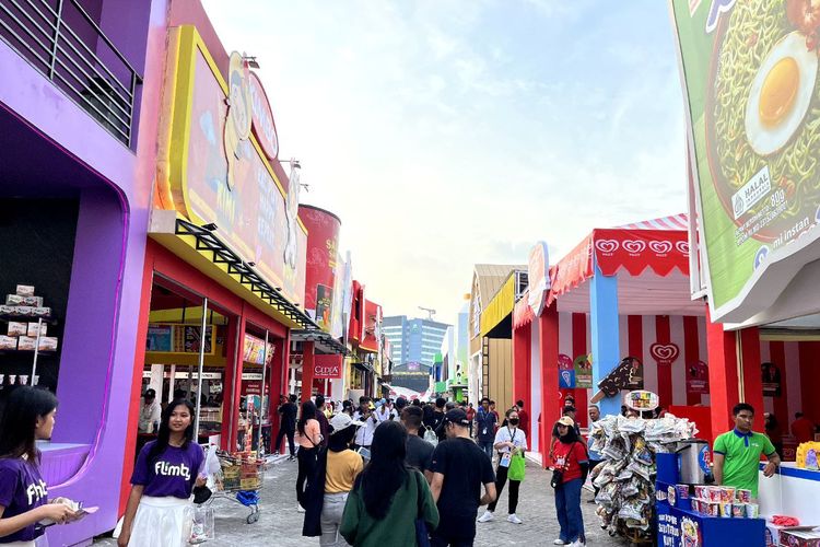 Suasana pembukaan PRJ 2025 di JIExpo Kemayoran, Jakarta dengan pengunjung ramai dan dekorasi HUT Jakarta