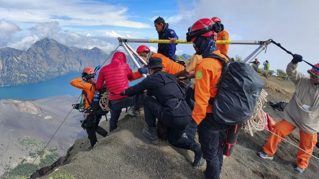 Tim Sar Mengevakuasi Jenazah Pendaki Brasil Dari Lereng Gunung Rinjani