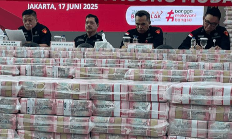 Tumpukan uang sitaan Rp 11,8 triliun dari Wilmar Group di Kejaksaan Agung, 17 Juni 2025.