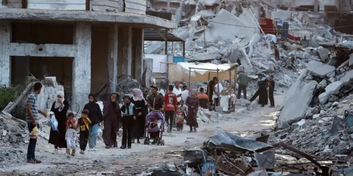 Warga Palestina Berlarian Saat Serangan Drone Israel Di Gaza, 26 Juni 2025