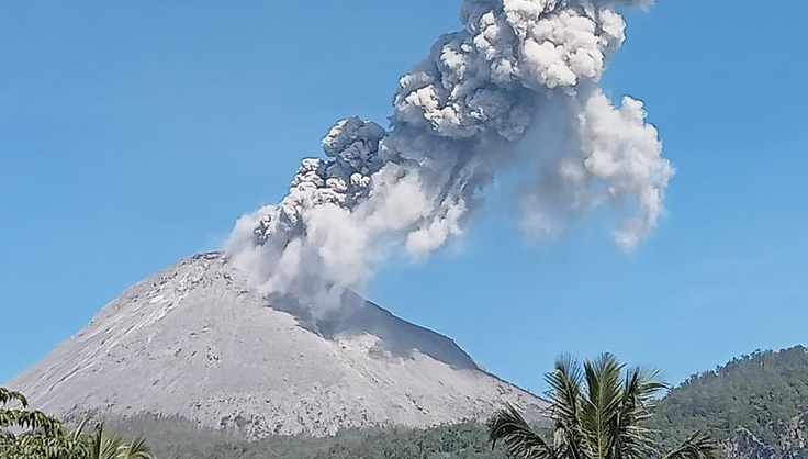 Abu Vulkanik Gunung Lewotobi Menyebar Luas, Bmkg Imbau Warga Pakai Masker Untuk Cegah Gangguan Pernapasan