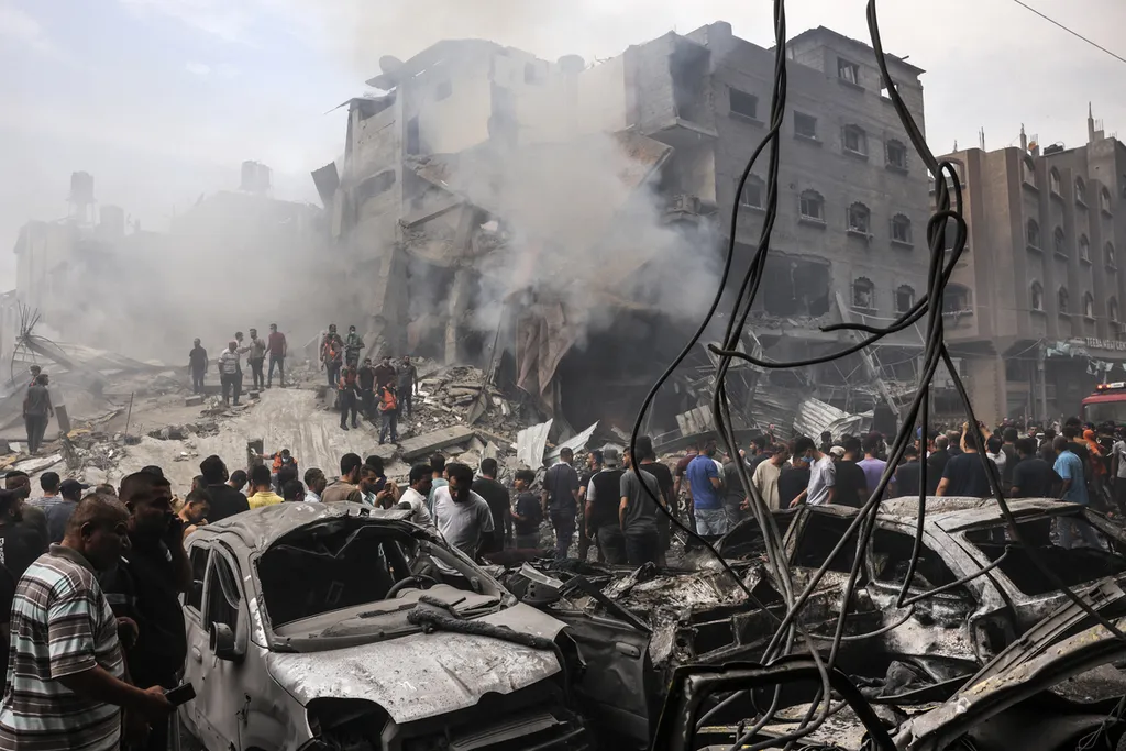 Bangunan Hancur Di Gaza Akibat Serangan Israel, Warga Mencari Bantuan Makanan