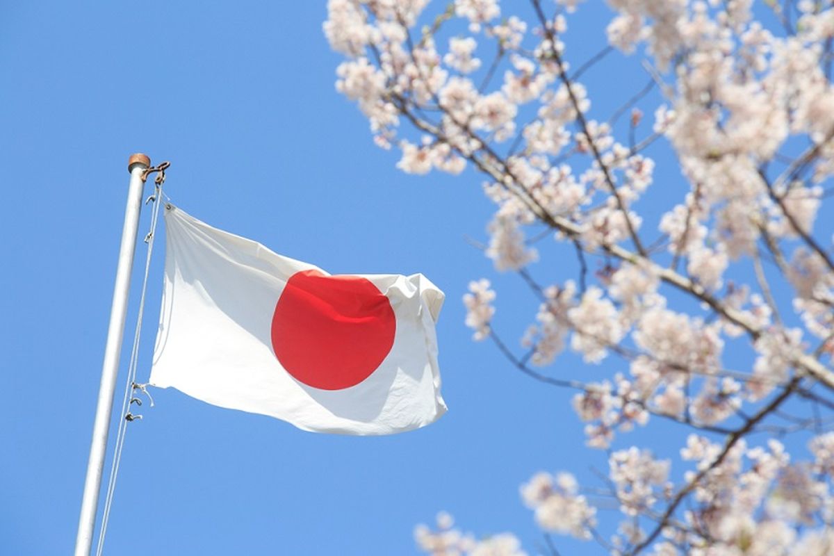 Bendera Jepang Berkibar Di Tengah Langit Biru, Simbol Nasionalisme Jepang