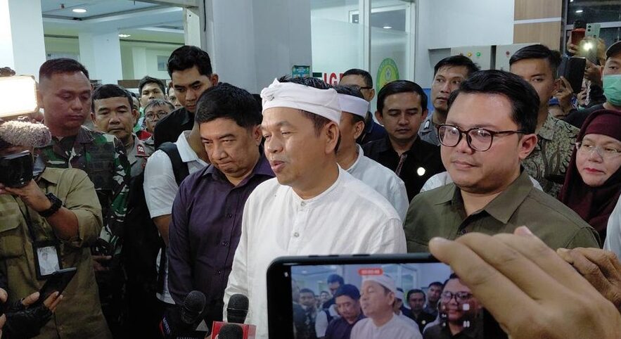 Dedi Mulyadi Berbicara Saat Di Wawancarai Media
