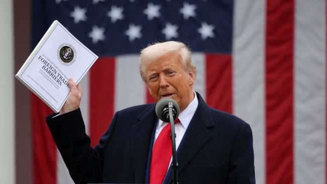 Donald Trump Di Podium Saat Pidato, Kebijakan Tarif Berdampak Ke Indonesia