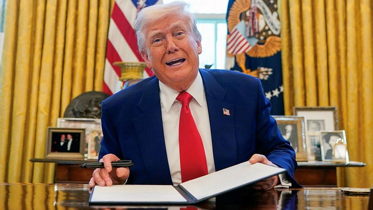 Donald Trump Menandatangani Surat Tarif Untuk Indonesia, Ihsg Dan Rupiah Tertekan Dampak Kebijakan Tersebut