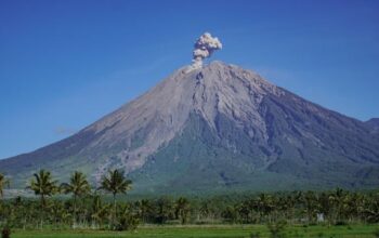 Erupsi Gunung Semeru Mengeluarkan Abu Setinggi 700 Meter Di Atas Puncak