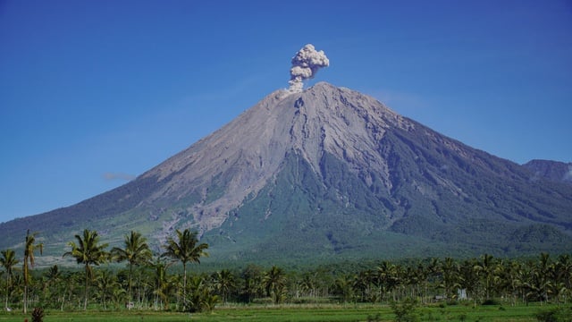 Erupsi Gunung Semeru Mengeluarkan Abu Setinggi 700 Meter Di Atas Puncak