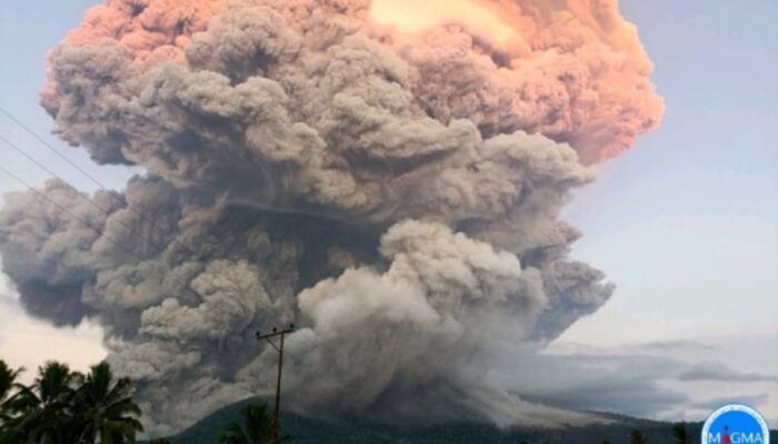 Gunung Lewotobi Meletus Eksplosif, Dua Bandara di NTT Ditutup Sementara