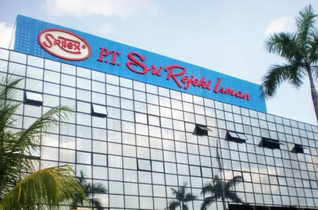 Ilustrasi Kantor Pusat Pt Sritex Dan Logo Kpk Dalam Latar Skandal Korupsi Kredit