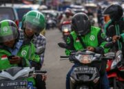 Ilustrasi Pengemudi Ojek Online Sedang Menunggu Pesanan Di Area Parkir Jakarta