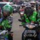 Ilustrasi Pengemudi Ojek Online Sedang Menunggu Pesanan Di Area Parkir Jakarta