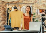 Ilustrasi Penjual Online Sedang Melakukan Live Selling Melalui Platform E Commerce