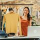Ilustrasi Penjual Online Sedang Melakukan Live Selling Melalui Platform E Commerce