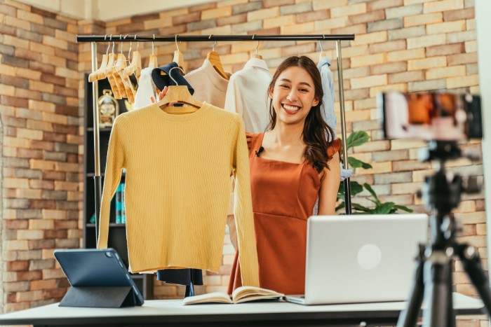 Ilustrasi Penjual Online Sedang Melakukan Live Selling Melalui Platform E Commerce