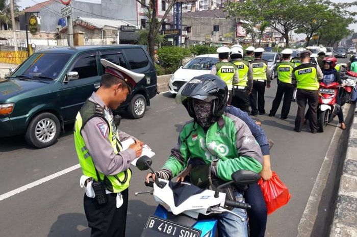 Ilustrasi Polisi Lalu Lintas Saat Razia Kendaraan Dalam Operasi Patuh