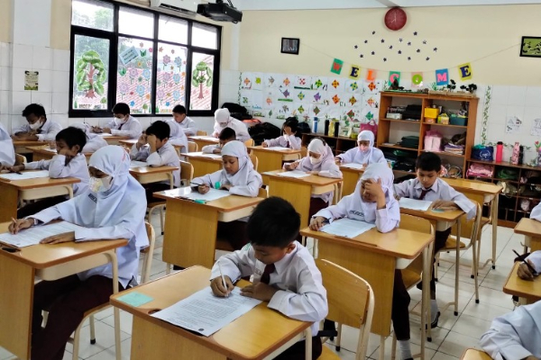 Ilustrasi Siswa Di Sekolah Swasta Gratis Di Jakarta Yang Mengikuti Program Pemerintah