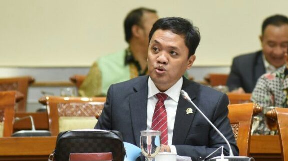 Ketua Komisi Iii Dpr Habiburokhman Dalam Rapat Pembahasan Rkuhap Di Senayan