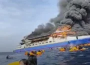 Korban Selamat Km Barcelona 5 Dievakuasi Ke Pelabuhan Munte Setelah Insiden Kebakaran Di Perairan Talise, Sulawesi Utara