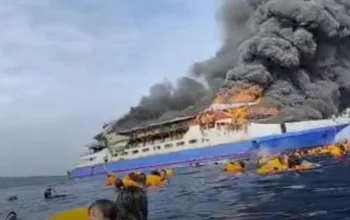 Korban Selamat Km Barcelona 5 Dievakuasi Ke Pelabuhan Munte Setelah Insiden Kebakaran Di Perairan Talise, Sulawesi Utara