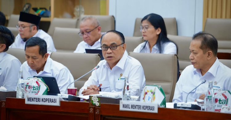 Menteri Dan Wakil Menteri Koperasi Saat Rapat Dengan Komisi Vi Dpr Bahas Koperasi Desa Merah Putih