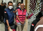 Mulyatsyah Keluar Dari Gedung Kejaksaan Agung Usai Ditetapkan Sebagai Tersangka Korupsi Chromebook