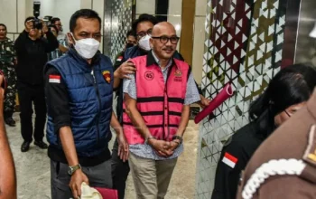 Mulyatsyah Keluar Dari Gedung Kejaksaan Agung Usai Ditetapkan Sebagai Tersangka Korupsi Chromebook