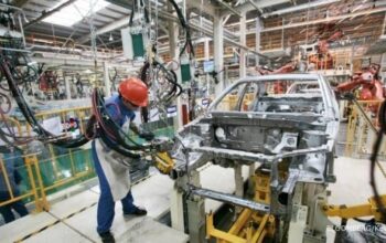 Pekerja Industri Manufaktur Mengemas Mesin Ekspor Buatan Indonesia Di Pabrik Malang, Jawa Timur