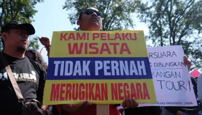 Ribuan Pekerja Pariwisata Geruduk Gedung Sate, Desak Cabut Larangan Studi Tur