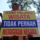 Pekerja Pariwisata Jawa Barat Membawa Spanduk Saat Aksi Damai Di Gedung Sate