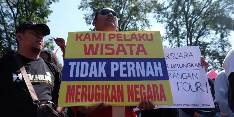 Pekerja Pariwisata Jawa Barat Membawa Spanduk Saat Aksi Damai Di Gedung Sate