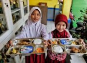 Pelajar Makan Siang Dalam Program Mbg Di Sekolah