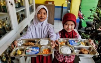 Pelajar Makan Siang Dalam Program Mbg Di Sekolah