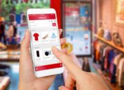 Pembeli Memilih Barang Online Di Marketplace Indonesia Melalui Ponsel
