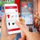Pembeli Memilih Barang Online Di Marketplace Indonesia Melalui Ponsel