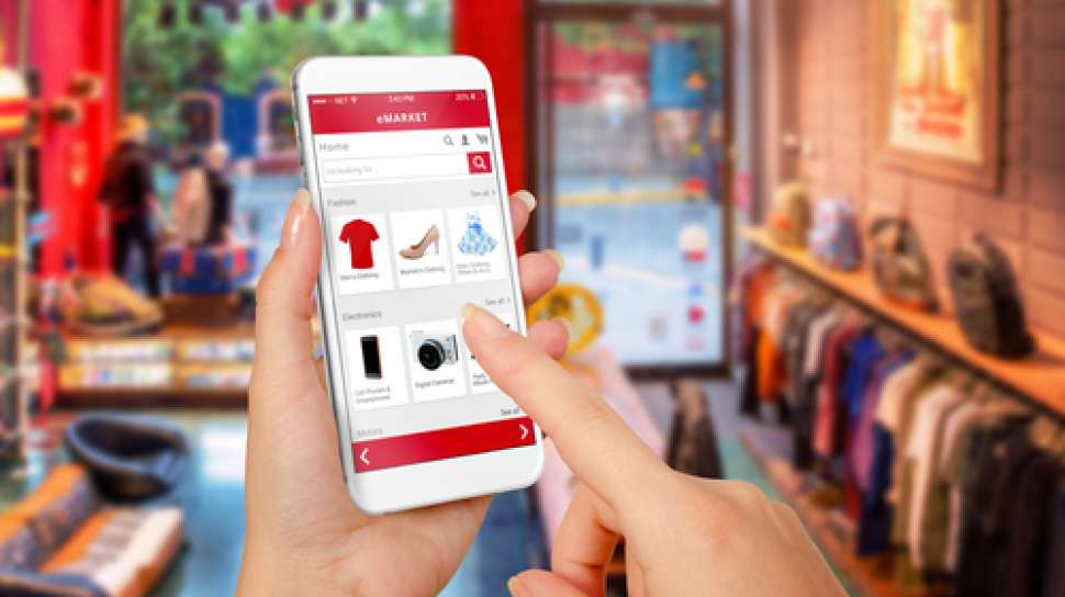 Pembeli Memilih Barang Online Di Marketplace Indonesia Melalui Ponsel