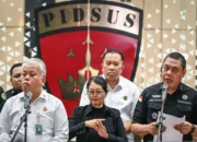 Penyidik Kejaksaan Agung Memberikan Keterangan Pers Tentang Kasus Dugaan Korupsi Pengadaan Chromebook Di Jakarta