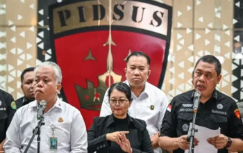 Penyidik Kejaksaan Agung Memberikan Keterangan Pers Tentang Kasus Dugaan Korupsi Pengadaan Chromebook Di Jakarta