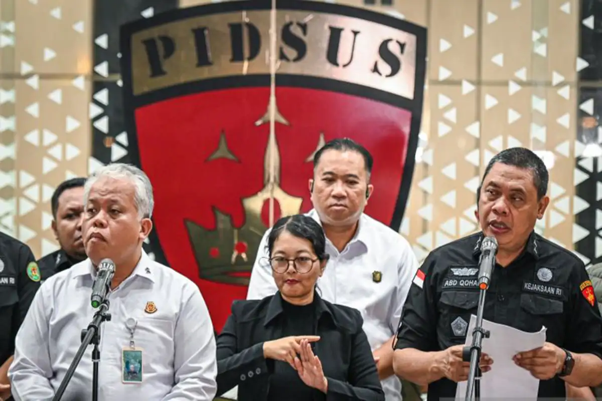 Penyidik Kejaksaan Agung Memberikan Keterangan Pers Tentang Kasus Dugaan Korupsi Pengadaan Chromebook Di Jakarta