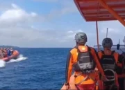 Petugas Knkt Memeriksa Data Kecelakaan Kapal Kmp Tunu Pratama Jaya Di Selat Bali