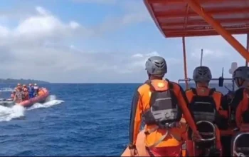 Petugas Knkt Memeriksa Data Kecelakaan Kapal Kmp Tunu Pratama Jaya Di Selat Bali