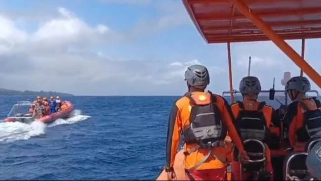 Petugas Knkt Memeriksa Data Kecelakaan Kapal Kmp Tunu Pratama Jaya Di Selat Bali