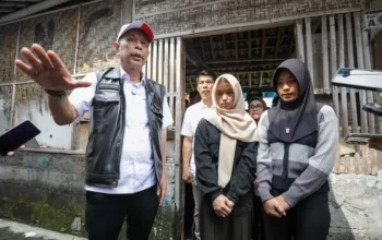 Petugas Kemensos Melakukan Verifikasi Calon Siswa Sekolah Rakyat Di Rumah Warga