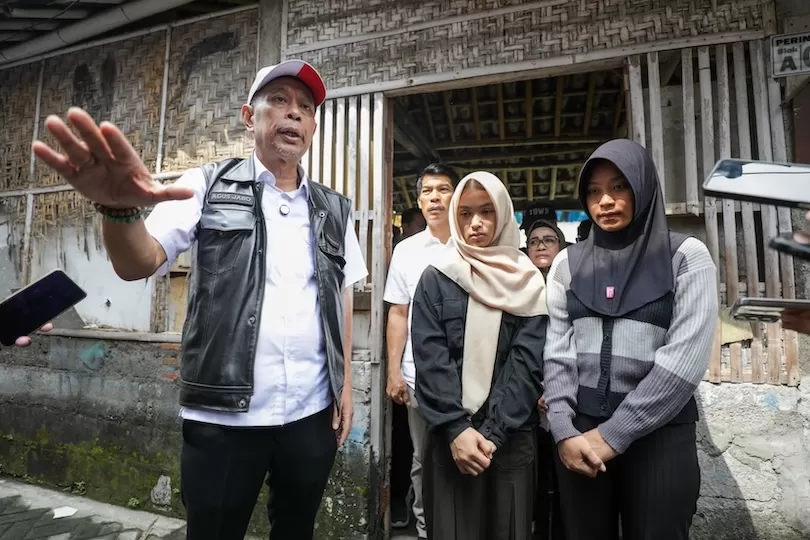 Petugas Kemensos Melakukan Verifikasi Calon Siswa Sekolah Rakyat Di Rumah Warga