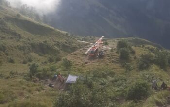 Petugas Tngr Meninjau Jalur Ekstrem Pelawangan Sembalun Usai Insiden Jatuhnya Dua Pendaki Wna Di Gunung Rinjani