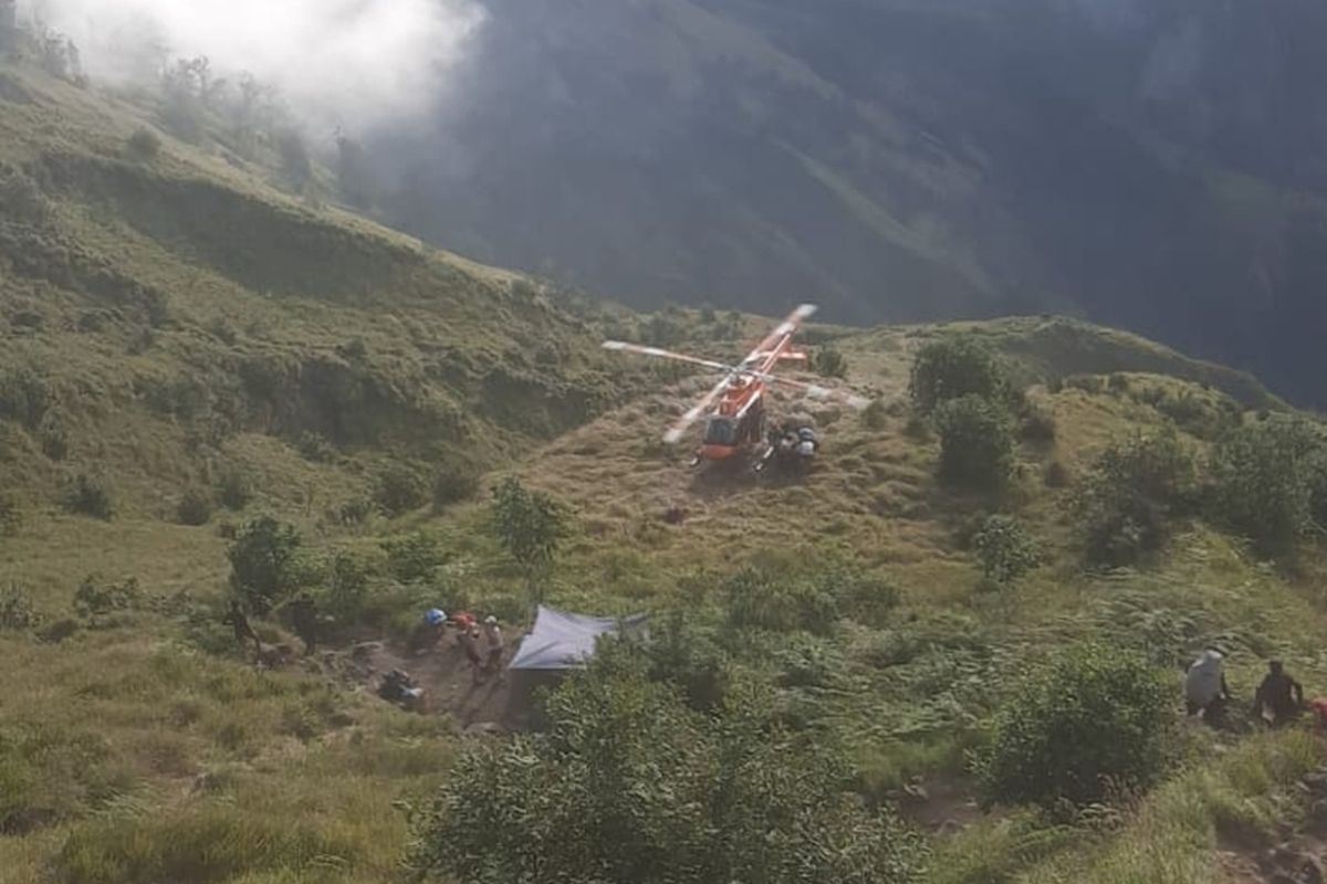 Petugas Tngr Meninjau Jalur Ekstrem Pelawangan Sembalun Usai Insiden Jatuhnya Dua Pendaki Wna Di Gunung Rinjani