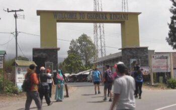 Petugas Patroli Berjaga Di Jalur Pendakian Gunung Rinjani Yang Ditutup Sementara